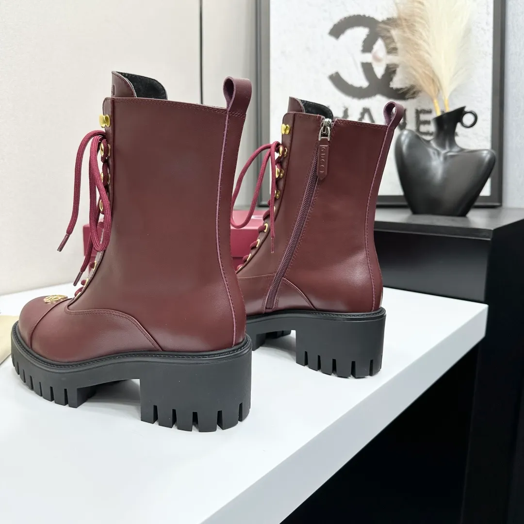 👟👟Ex-factory price 840👟👟 Highest version 2025 Gucci autumn and winter latest GUCCI mid-heel grooved thick-soled horsebit ankle Chelsea boots 🆙Purchase level high-end boutique goods🆙 This short boots is ingenious and combines the fashionable elements of boots and moccasins, with lightweight foam rubber groove soles , archive patterns continue to shine in Gucci’s new series, and the classic horsebit-shaped accessories highlight the brand’s equestrian heritage. It doubles the charm of the entire design and injects exquisite sophistication into daily shoes 😘 Fabric: Imported calfskin + embossed craftsmanship Inner/foot pads: Shuiqi cowhide Outsole: 1:1 mold rubber foam high toughness 4.5 cm thick sole Absolutely not heavy or rigid, nor will it collapse All materials and processes are consistent with the Y version Size: 35-42 standard code 404142 customized Heel height: 4.5CM Forefoot 2.5 cm Packaging: High-end packaging at the counter